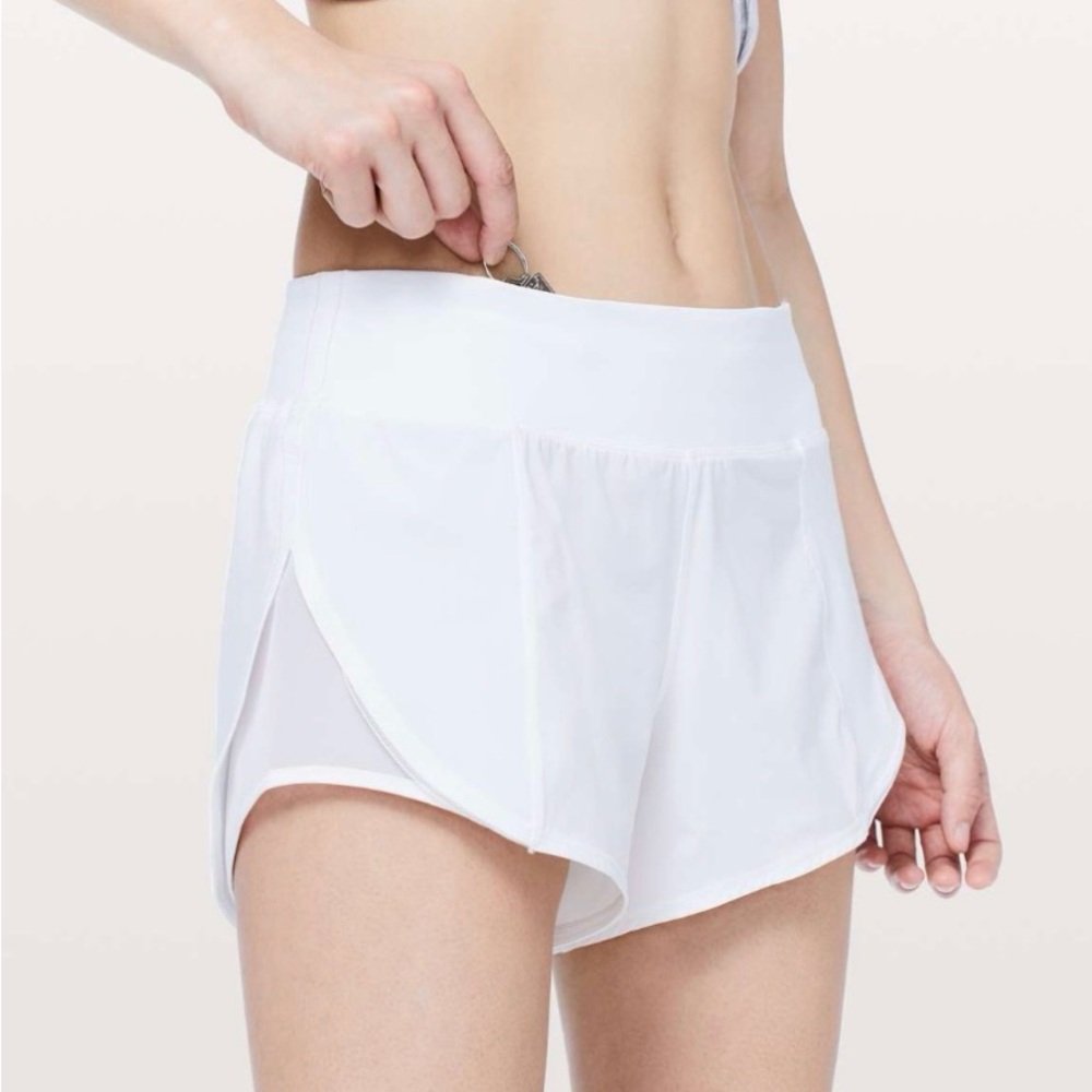 Lululemon Attack the Track Mid-Rise
Short 4" white